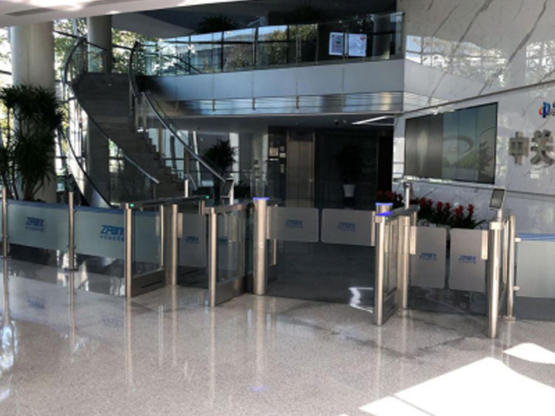 北京ZPark 哪家好？價格怎么樣？代理招商，生產(chǎn)廠家，價格，哪家好，多少錢，品牌，報價，廠家，哪個公司好 北京ZPark占地2.6KM，聚集國內(nèi)外近700家知名科技創(chuàng)新企業(yè)，從業(yè)人員近8萬人。于2019年9月安裝了人臉識別閘機，集成了員工人臉識別考勤系統(tǒng)與人臉識別門禁系統(tǒng)，采用閘機自助化的管理方式替代人工管理，提高園區(qū)智能化水平，創(chuàng)造更安全便捷的辦公環(huán)境。