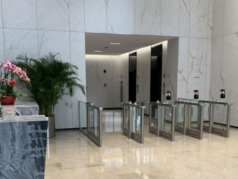 政府閘機中國**電子集團人臉識別閘機 哪家好？價格怎么樣？代理招商，生產(chǎn)廠家，價格，哪家好，多少錢，品牌，報價，廠家，哪個公司好 中國*電子*集團安裝采用路可路美人臉識別閘機，通過360度動態(tài)防偽人臉識別的方式進行員工、訪客出入管理，人臉識別采用真人檢測，杜絕偽裝，大大提高了集團的安全等級；員工在通過人臉識別閘機進出單位的同時，也自動進行考勤管理；采用這種非主動性、非接觸性、無卡無證式驗證，大大提高了通行效率，通行體驗更好，也更健康。