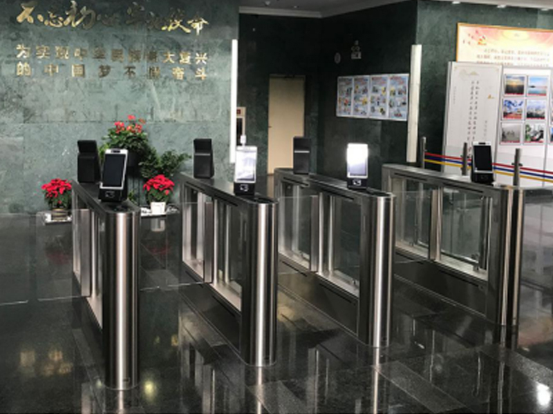 **省交通運輸廳 哪家好？價格怎么樣？代理招商，生產(chǎn)廠家，價格，哪家好，多少錢，品牌，報價，廠家，哪個公司好 **省交通運輸廳采用人臉識別閘機，并配套采用人臉識別門禁，進行出入口規(guī)范化管理，這種閘機人臉識別終端恰好符合其管理要求，杜絕不法分子進入，提高機關(guān)的安全與管理水平。