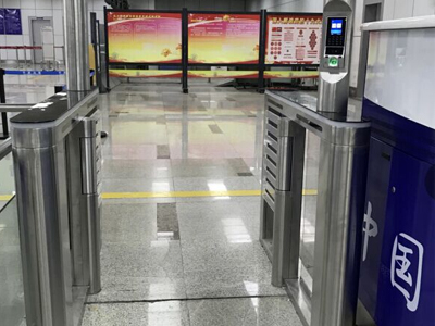 中國邊檢 哪家好？價格怎么樣？代理招商，生產(chǎn)廠家，價格，哪家好，多少錢，品牌，報價，廠家，哪個公司好 通關(guān)邊檢人臉識別閘機采用多因子身份識別方式，即人臉識別、身份證/護照識別、指紋識別三種識別模式并存的實名制身份驗證，對通關(guān)者進行三種數(shù)據(jù)的驗證與對比，確保通關(guān)者為其本人，實現(xiàn)快速安全通關(guān)。