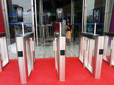 會展海峽國際會展中心 哪家好？價格怎么樣？代理招商，生產(chǎn)廠家，價格，哪家好，多少錢，品牌，報價，廠家，哪個公司好 海峽國際會展采用路可路美人臉識別閘機進行會場參會人員的身份識別，實現(xiàn)參會者網(wǎng)絡(luò)參會報名到現(xiàn)場參會、人臉識別入場、人臉識別就餐等一站式便捷服務(wù)，提高了與會者的入場效率，也提升了會展的安保強度。