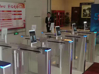 中國移動 哪家好？價格怎么樣？代理招商，生產(chǎn)廠家，價格，哪家好，多少錢，品牌，報價，廠家，哪個公司好 中國移動采用人臉識別閘機對來訪人員進行出入控制，來訪人員先進行拜訪登記，登記系統(tǒng)自動讀取來訪者身份信息，當預約完成后，來訪者進入準入?yún)^(qū)域前，需要刷取證件，人臉識別閘機自動進行來訪者頭像掃描，并進行精準比對，比對成功者準予進入。