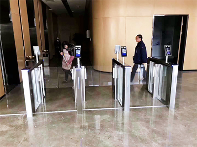 北京**銀行 哪家好？價格怎么樣？代理招商，生產(chǎn)廠家，價格，哪家好，多少錢，品牌，報價，廠家，哪個公司好 北京**銀行采用人臉識別閘機對訪客進行便捷化進出管理，用于內(nèi)部員工進出控制和外來人員進出控制。人臉識別采用360度動態(tài)防偽識別技術(shù)，配合閘機防尾隨即自動開合閘防夾功能，具有更靈敏的響應(yīng)速度，更高等級的安全保障。