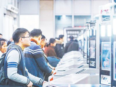 端午節(jié)火車票開搶,車站也玩黑科技,采用人臉閘機(jī)進(jìn)行無人檢票！ 哪家好？?jī)r(jià)格怎么樣？代理招商，生產(chǎn)廠家，價(jià)格，哪家好，多少錢，品牌，報(bào)價(jià)，廠家，哪個(gè)公司好 