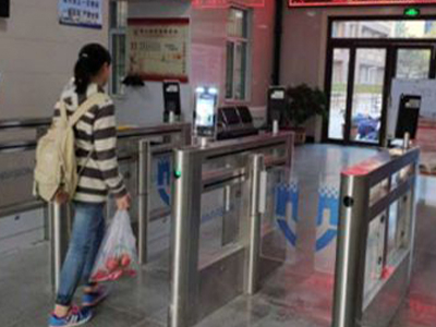 路可路美人臉識別測溫通道閘機助力十一長假返校同學(xué)測量體溫 哪家好？價格怎么樣？代理招商，生產(chǎn)廠家，價格，哪家好，多少錢，品牌，報價，廠家，哪個公司好 