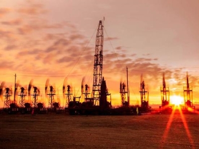 油田健康碼,測溫,人臉識別,閘機吉林油田測溫閘機,健康碼核驗,FR440B 哪家好？價格怎么樣？代理招商，生產(chǎn)廠家，價格，哪家好，多少錢，品牌，報價，廠家，哪個公司好 吉林油田所使用的路可路美測溫通道閘機不僅具有對所有油田員工進行人臉身份識別、體溫檢測、口罩佩戴檢測等常規(guī)功能，更重要的是該閘機裝置內(nèi)嵌了恒溫恒濕自動調(diào)節(jié)系統(tǒng)，可為低溫環(huán)境下閘機的運行提供“保暖”作用，可在極寒條件下正常使用，實現(xiàn)不間斷運行，保障油田生產(chǎn)運轉(zhuǎn)。